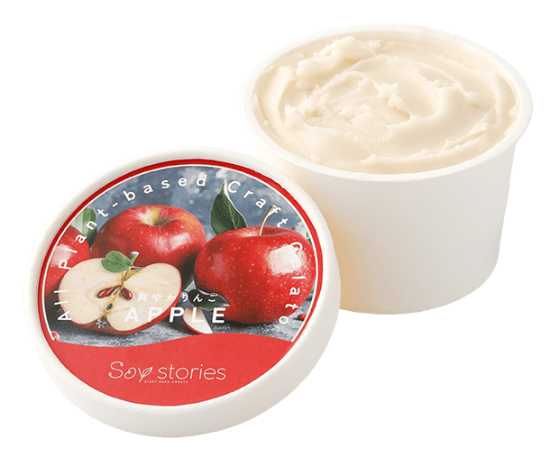 白い紙のカップにクリーム色のアイスクリームが入っている。その横には、りんごの写真と商品名が印刷されたカップアイスの蓋が置かれている。