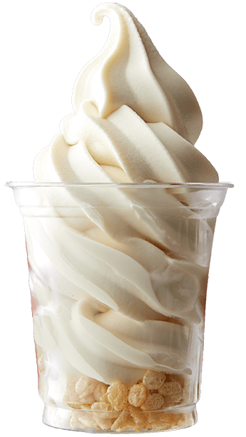 透明のプラスティックカップに巻かれた白いソフトクリーム。大きめサイズ。